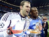 HRDINOV� CHELSEA. Brank�� Petr �ech a �to�n�k Didier Drogba si u��vaj� triumf v