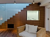 Pod schodiště umístila architektka i kuchyňku s dřezem. Pod schodiště umístila architektka i kuchyňku s dřezem.