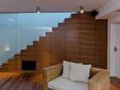 Pod schodiště umístila architektka i kuchyňku s dřezem. Tu lze zcela uzavřít. Pod schodiště umístila architektka i kuchyňku s dřezem. Tu lze zcela uzavřít.