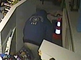 Bezpečnostní kamera zachytila jednoho z pachatelů.