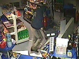 Bezpečnostní kamera zachytila jednoho z pachatelů.