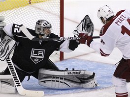 M�M! Jonathan Quick, brank�� Los Angeles, kryje r�nu Taylora Pyatta z Phoenixu. 