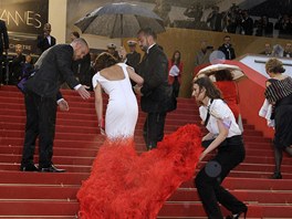 Cheryl Cole na červeném koberci zmokla. Cheryl Cole na červeném koberci zmokla.