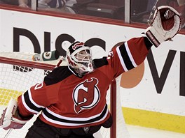 CHYT�M. Martin Brodeur, brank�� hokejist� New Jersey, si p�ipisuje �sp�n�