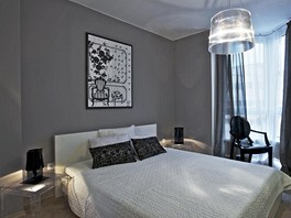 Ložnice je zařízena jednoduše a elegantně. Materiálově zde převládá Ložnice je zařízena jednoduše a elegantně. Materiálově zde převládá