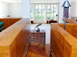 Veškerý vestavěný nábytek a dřevěné obložení bylo repasováno. Veškerý vestavěný nábytek a dřevěné obložení bylo repasováno.