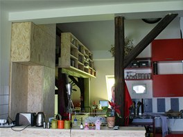 ��st kuchy�sk� linky je zav�en� na kom�nu.