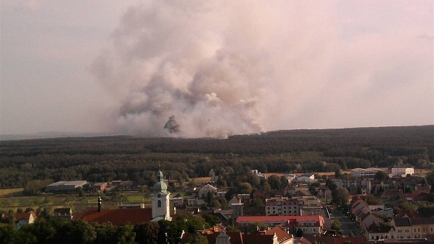 Rozsáhlý požár lesa Doubrava při pohledu ze Bzence (24. května 2012) Rozsáhlý požár lesa Doubrava při pohledu ze Bzence (24. května 2012)