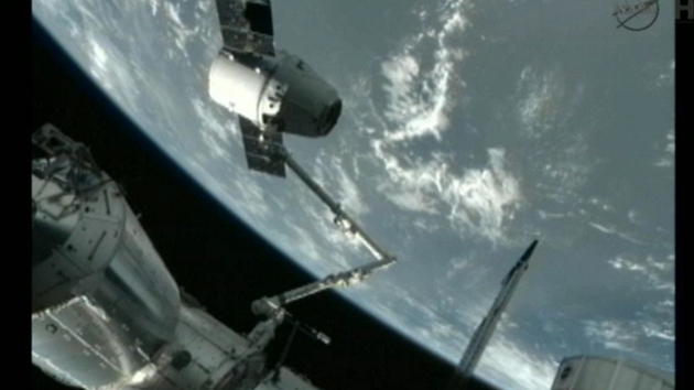 První soukromá kosmická loď Dragon je připravena k zakotvení u ISS. (25.5.2012) První soukromá kosmická loď Dragon je připravena k zakotvení u ISS. (25.5.2012)