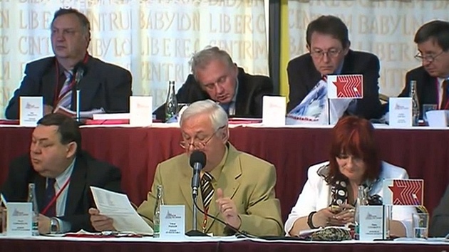 Miroslav Ransdorf usnul na víkendovém sjezdu KSČM Miroslav Ransdorf usnul na víkendovém sjezdu KSČM