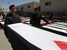Palestin�t� voj�ci v Ramall�hu na Z�padn� b�ehu p�en�ej� rakve mrtv�ch