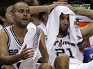 Tony Parker (vlevo) a  Tim Duncan ze San Antonia pe�liv� sleduj� pr�b�h duelu s