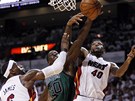 Brandon Bass (uprost�ed) z Bostonu se sna�� protla�it k m��i mezi br�n�c�mi...