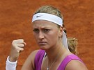Petra Kvitov� se raduje z v�t�zstv� v duelu 2. kola Roland Garros s Polkou 
