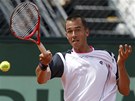 Luk� Rosol v duelu 2. kola Roland Garros s Juanem Monakem z Argentiny.