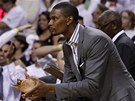 Zraněný pivotman Chris Bosh burcuje své spoluhráče z Miami. Zraněný pivotman Chris Bosh burcuje své spoluhráče z Miami.