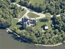 Zámek postavený ve francouzském stylu stojí u jezera Lac Barbel. Zámek postavený ve francouzském stylu stojí u jezera Lac Barbel.