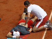 MAS��. Britsk� tenista Andy Murray si nechal na kurtu o�et�it bolav� z�da.