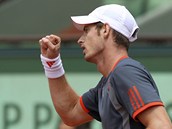 SPOKOJENOST. Andy Murray ve druh�m kole Roland Garros p�emohl bolest i soupe�e