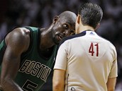 PANE ROZHODČÍ... Kevin Garnett z Bostonu Celtics nesouhlasí se sudím. PANE ROZHODČÍ... Kevin Garnett z Bostonu Celtics nesouhlasí se sudím.