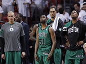 HMMM.... Zklamaná lavička Bostonu Celtics ve složení (zleva) Greg Stiemsma, HMMM.... Zklamaná lavička Bostonu Celtics ve složení (zleva) Greg Stiemsma,