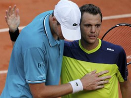 TO BYLO, CO? Americk� tenista John Isner popl�c�v� Francouze Paul-Henriho