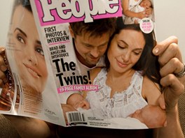 Brad Pitt a Angelina Jolie s dvoj�aty na ob�lce �asopisu People