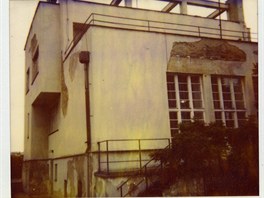 V roce 1991 si Cysařovi požádali o restituci. Tahanice s Prahou 5 ukončil až V roce 1991 si Cysařovi požádali o restituci. Tahanice s Prahou 5 ukončil až