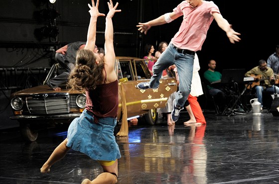 Z představení Open for Everything, v němž se choreografka Constanza Macras Z představení Open for Everything, v němž se choreografka Constanza Macras