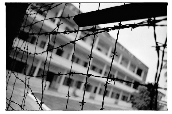 B�val� st�edn� �kola Tuol Sleng, v letech 1975-1979 ji Rud� Khm�rov� p�em�nili
