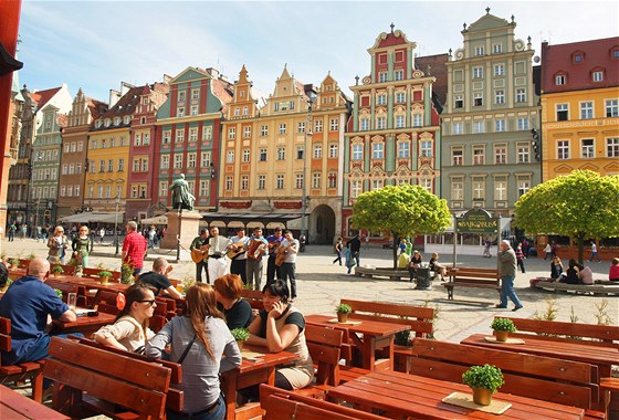 NA RYNKU. Hlavn� n�m�st� m� prozaick� n�zev Rynek �ili n�m�st�. Je opravdu