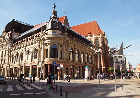 TADY BYDL� HR��I. Hotel Monopol je nejlep�� adresa ve Vratislavi a p�esn� na n�