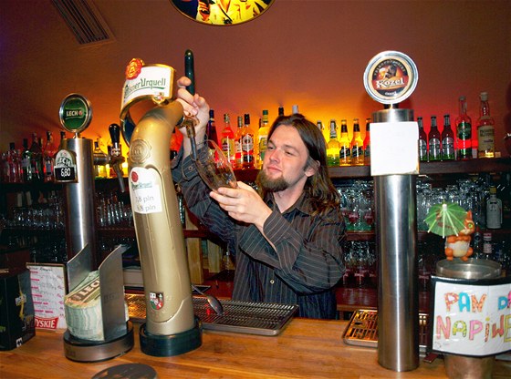 NA PIVO. Hospoda Czeski film (co� znamen� v pol�tin� tot�, co v �e�tin�
