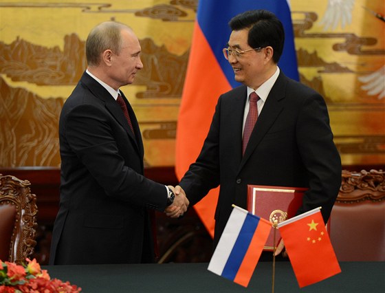 Rusk� prezident Vladimir Putin (vlevo) a ��nsk� prezident Chu �in-tchao si v...