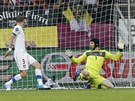 GÓL NA 1:0. Roman Hubník (č. 5) dorazil k Alanu Dzagojevovi pozdě, míč už mizí GÓL NA 1:0. Roman Hubník (č. 5) dorazil k Alanu Dzagojevovi pozdě, míč už mizí