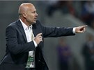 CO ZM�NIT? Trenér Michal Bílek se od postranní �áry marn� sna�í zm�nit