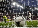 MÍ� JE V SÍTI. Petr �ech, Tomá� Sivok i Michal Kadlec se smutn� ohlí�ejí za