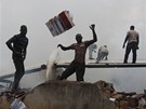 Leteck� trag�die v nigersk�m Lagosu (3. �ervna 2012)