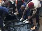 Leteck� trag�die v nigersk�m Lagosu, z�chran��i odn�eji t�la (3. �ervna 2012)