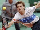 TO DOBĚHNU. Belgický tenista David Goffin se natahuje po míčku v zápase proti TO DOBĚHNU. Belgický tenista David Goffin se natahuje po míčku v zápase proti