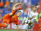 AKROBAT. Ibrahim Afellay z Nizozemska se zav�sil do vzduchu, jeho pokus se