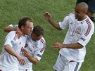 NE�EKANÉ VEDENÍ. Dán�tí hrá�i (zleva) Krohn-Dehli, Rommedahl a Poulsen se