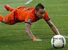 �IPKA. Nizozemský obránce Gregory van der Wiel padá na zem po souboji s Dánem