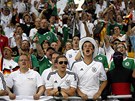 U� TO ZA�NE! Fanou�ci N�mecka netrp�liv� o�ekávají výkop zápasu s Portugalskem.