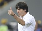 DOB�E! Trenér N�mecka Joachim Löw zdvi�eným palcem nazna�uje, �e je s výkonem