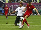 V POSLEDNÍ VTE�IN�. N�mecký obránce Jerome Boateng v poslední chvíli skluzem