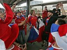 NÁDRA�NÍ SKANDOVÁNÍ. Na Hlavním nádra�í v Ostrav� vládla skv�lá nálada, zpívalo