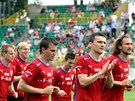 Čeští fotbalisté děkují divákům, kteří dorazili na jejich sobotní trénink na Čeští fotbalisté děkují divákům, kteří dorazili na jejich sobotní trénink na