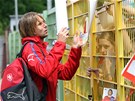 Záložník Jaroslav Plašil se podepisuje divákům po sobotním tréninku české Záložník Jaroslav Plašil se podepisuje divákům po sobotním tréninku české