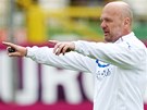 UD�LÁME TO TAKHLE. Reprezenta�ní kou� Michal Bílek udílí pokynu na prvním...